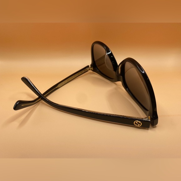 Gucci Black with gold logo Sunglasses. - Picture 7 of 9